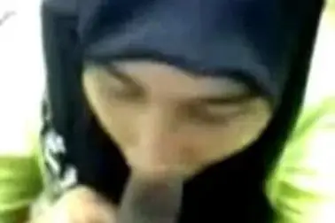 Hijaber Doyan Ngemut Kontol Gede poster