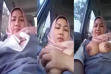 Kenakalan Tante Jilbab Di Mobil Sendirian Bikin Sange poster