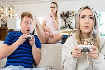 Cewek Kecanduan Game Kontolnya Direbut Teman Hot