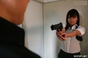 Sipir Cantik Digangbang Narapidana Brutal Ganas